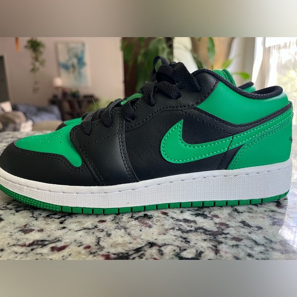 Jordan 1 Low Lucky Green Boys Size 6 - Picture 2 of 7